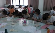 我校学生在社会实践基地学校常熟民间工艺——绣花边